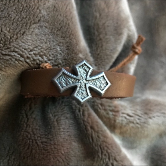 Jewelry - Rugged leather bracelet with cross
